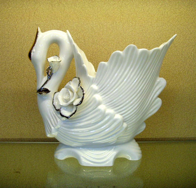 精致藝術(shù)與全球視野 義烏碧軒陶瓷花瓶AT044的設(shè)計(jì)與市場價(jià)值